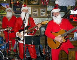 Showband in Weihnachtsmannkost&uuml;men